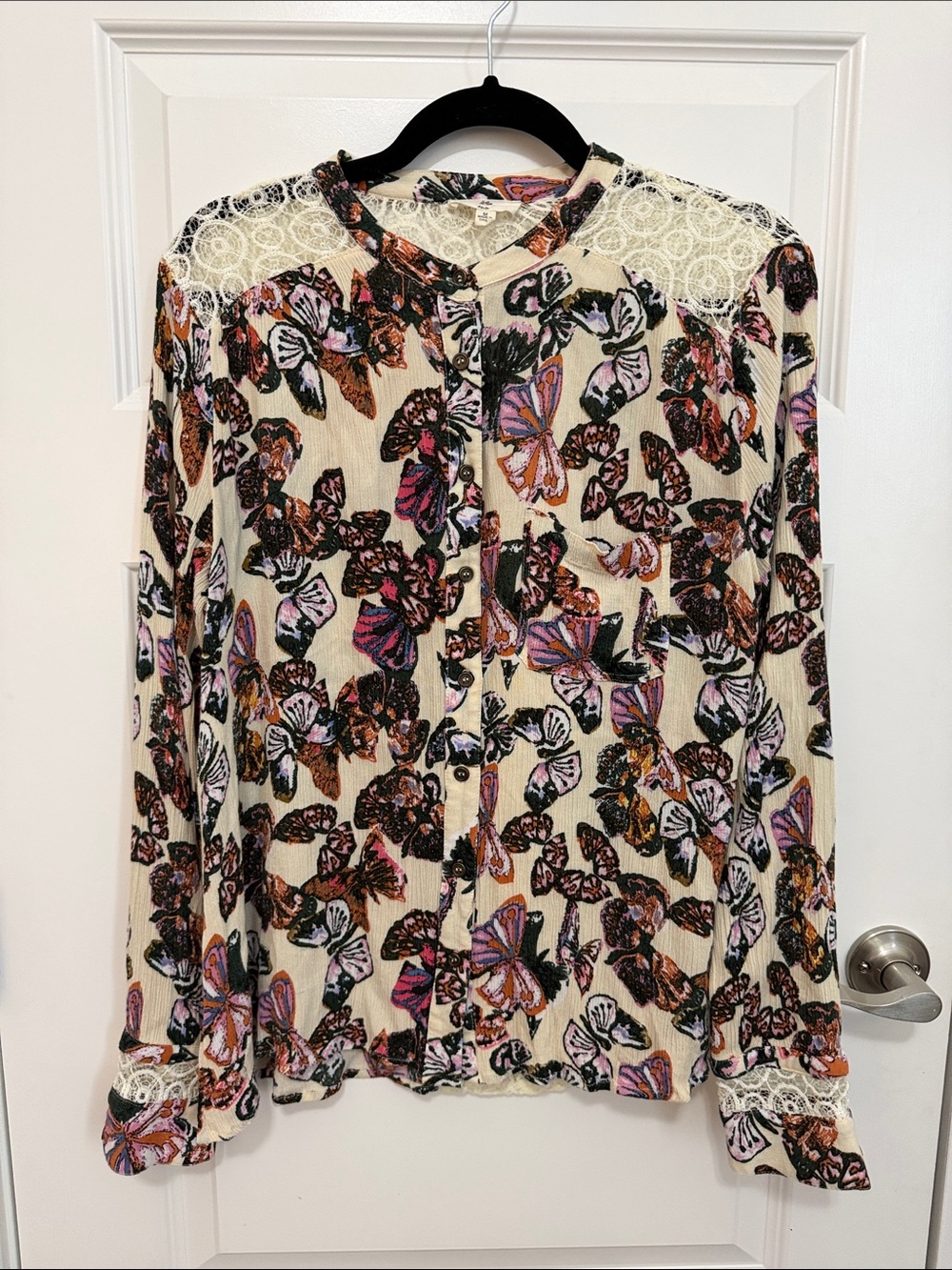 entro Women's Medium Cream Butterfly-Print Lace Trim Button-Up Blouse